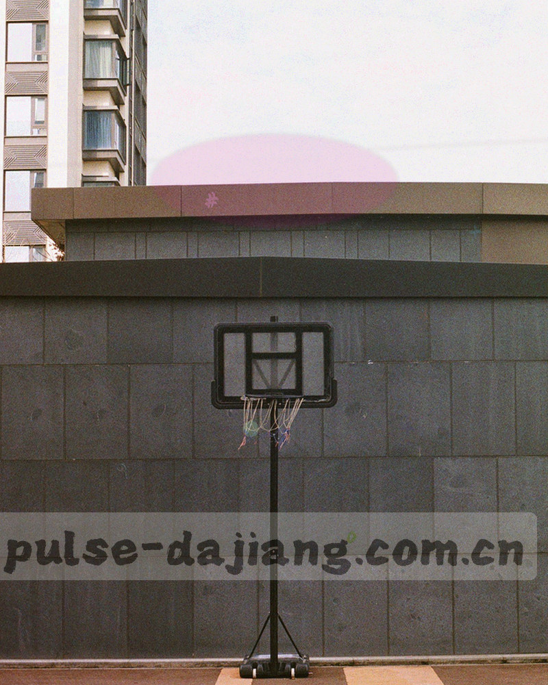 信封线条与新疆几何纹样交织的装饰图
